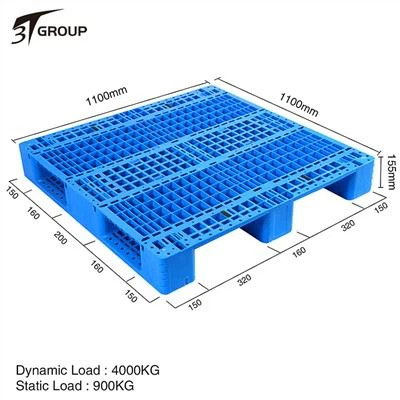밀가루 봉투 를 쌓아 플라스틱 팔레트를 사용